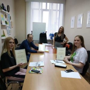 Студенты получили сертификат по окончании курса чешского языка